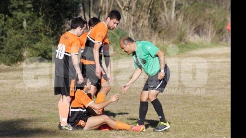 Emmanuel Ibáñez marcó el empate para Manzanares con un remate desde afuera del área, pero no se salvó de la dura entrada del defensor de Flecha Azul. En la imagen, el árbitro Héctor Gutiérrez parece felicitarlo por el golazo o, quizás, aprovechó y le pasó factura por haber jugado la ley de la ventaja..