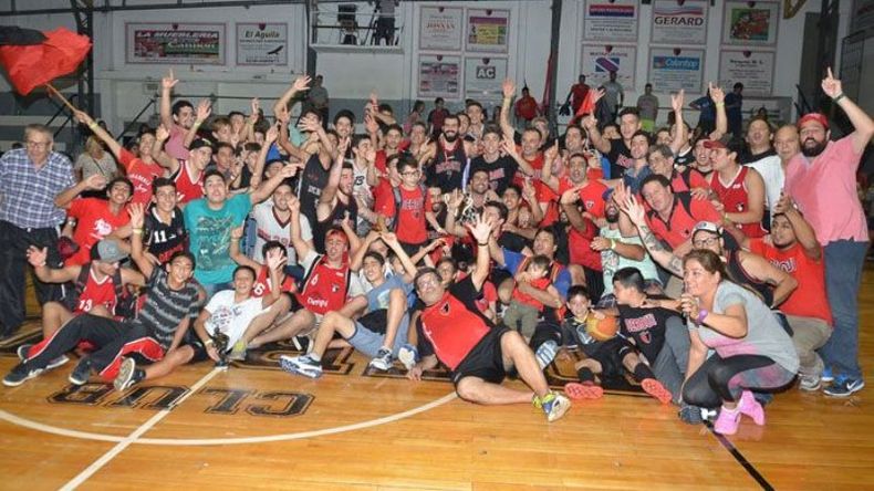 FIESTA. Jugadores, dirigentes e hinchas de Derqui festejan el ascenso al Federal..