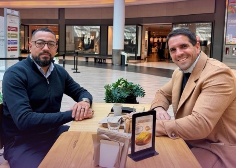 CAFÉ DE POR MEDIO. Juan Martín Tito con Luciano Olivera, en el TOM.