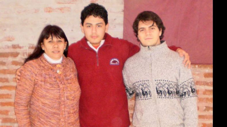 Jeremy (centro) tras enterarse de su pase a la próxima etapa..