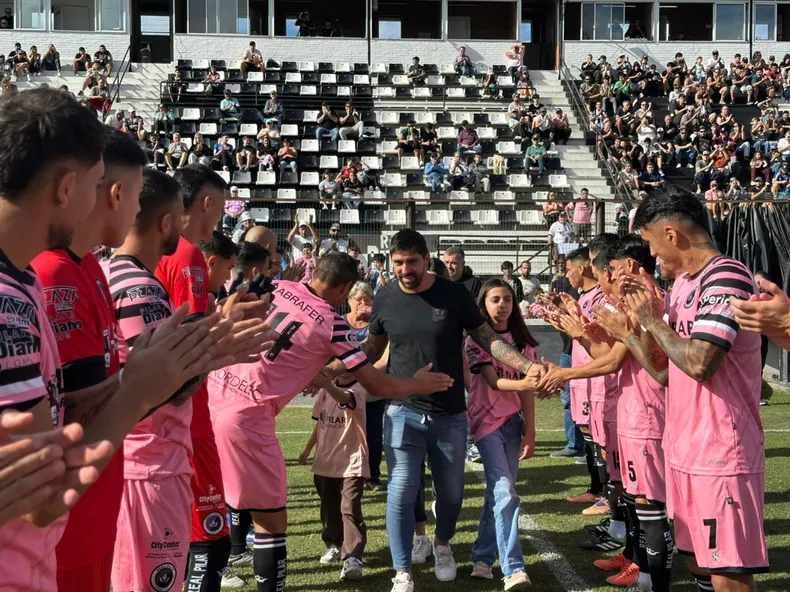 El pasillo de honor de Real Pilar a Gastón Díaz.
