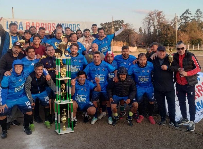 CAMPEONES. Los jugadores de Monarcas FC posan con el trofeo tras consagrarse en +35.