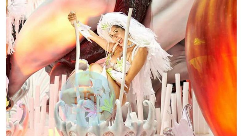 Bellezas nuestras. El fin de semana arrancó el Carnaval de Gualeguaychú. Allí, las pilarenses Catalina Lagomarsino y Mime Gorosito (foto) son parte de Marí Marí, que este año montó “Versus”, jugando con los opuestos. .