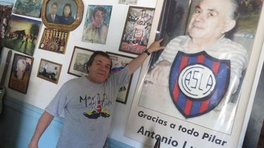Tito señala la imagen de su padre, Antonio Lucas, fundador del bar El Laucha..