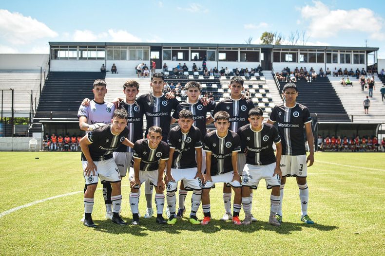 EQUIPO. El once inicial de la Tercera de Real Pilar que jugó el jueves por la mañana en el Barraza.