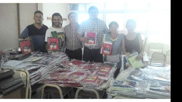 Gamboa, junto a docentes armando los kits..