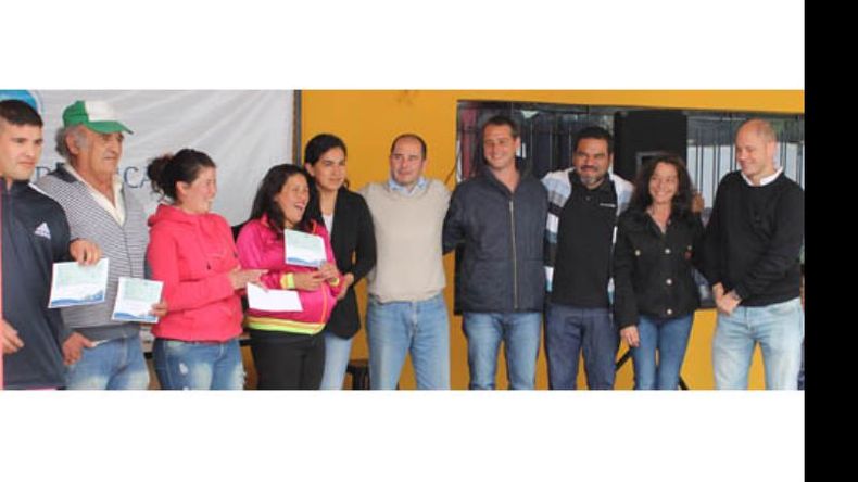 Los créditos fueron entregados ayer en Del Viso por la ONG FORGA..
