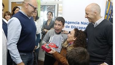 VISITA. Michetti entrega una de las tablets en Pilares de Esperanza..