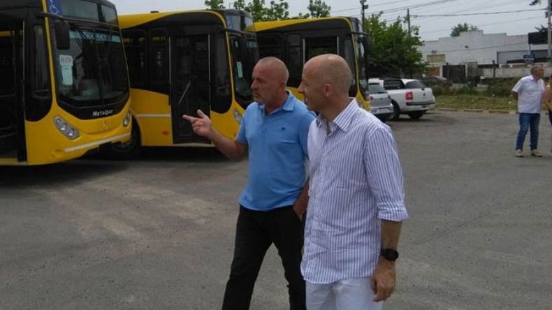 RECORRIDA. El gerente de Azul, José Luis Arias, le muestra los colectivos a Ducoté. .