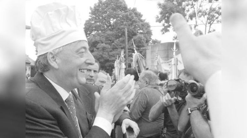 Días antes de las elecciones de 2007, Néstor Kirchner encabezó un acto en Pilar para inaugurar las obras de remodelación de la Avenida Tomás Márquez. En el revuelo, se hizo de un gorro de cocinero..
