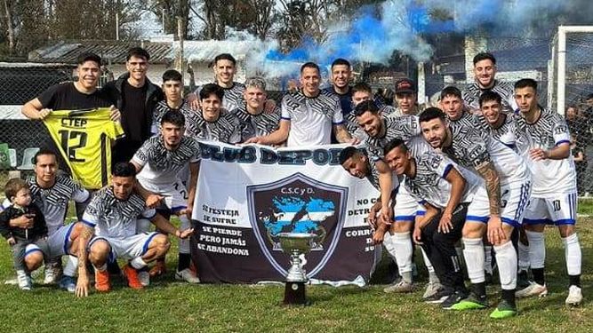 CAMPEÓN. Los jugadores de Malvinas recibieron la copa tras el final del partido.&nbsp;