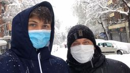 EN LA CALLE. Lucas y su papá Sergio con la nevada de fondo..