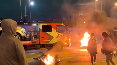 Por la noche, vecinos de Garín protestaron en la colectora de Panamericana.