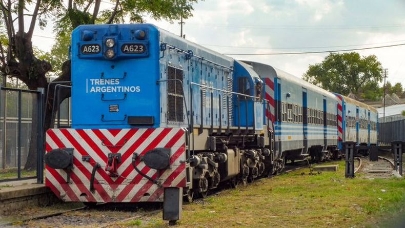 Con coches y todo parece que fuera un servicio que viene de Capilla o “más allá” con destino a Retiro, tras parar en Victoria, pero no, solo se trató de unas maniobras que se realizaron para concluir un traslado entre Colegiales y Victoria (vía Bancalari). Joaquín Perez / @Joaco_dfp.