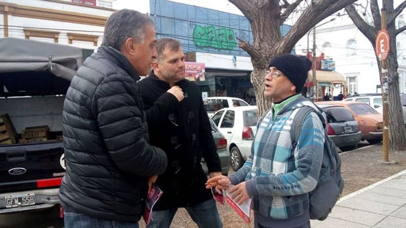SEDUCCIÓN. Pitrola dialogó con vecinos, ayer, en la plaza..