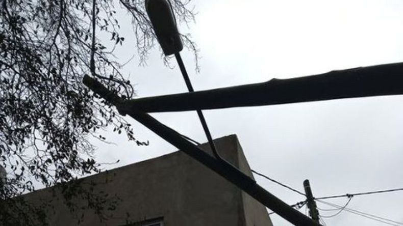 DAÑOS. El poste cayó sobre una vivienda recién estrenada..
