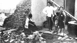 SIN TECHO. La imagen, de la revista Caras y Caretas muestra a una familia afectada por el ciclón de 1928. SIN TECHO. La imagen, de la revista Caras y Caretas muestra a una familia afectada por el ciclón de 1928.