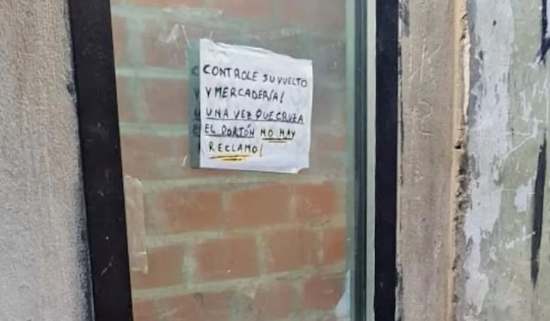 El cartel que había colocado la banda narco de José C. Paz en la entrada de su búnker.&nbsp;