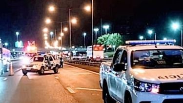 KILÓMETRO 50. La policía realizó los peritajes en la zona del ataque. Foto: @juancaimpacto. .