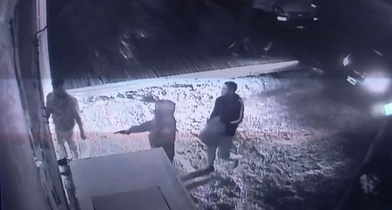 A PUNTA DE PISTOLA. Momento en que los delincuentes abordan a la víctima, mientras compraba hielo.&nbsp;