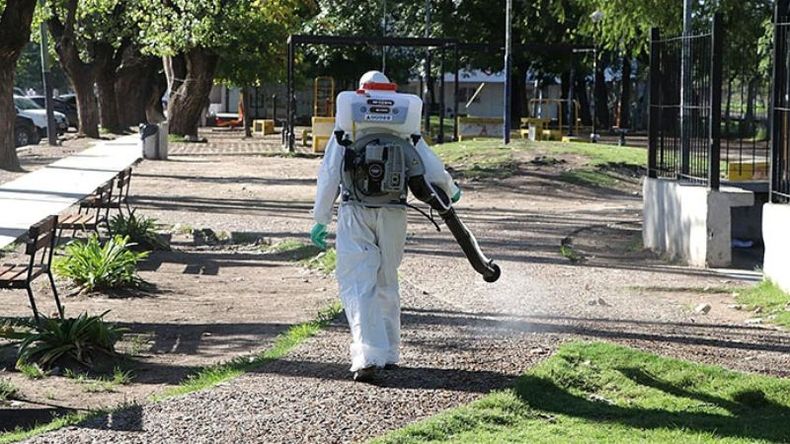 DESINFECCIÓN. Las tareas de fumigación alcanzan a todo el distrito..