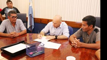FIRMA. El intendente y los gremios, en la firma de la convocatoria..