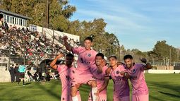 PESADILLA. Monge, Crocco, Smith y Ríos levantan a Martín Gómez, autor del gol del triunfo.&nbsp;