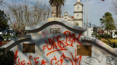 Vandalismo en la plaza céntrica