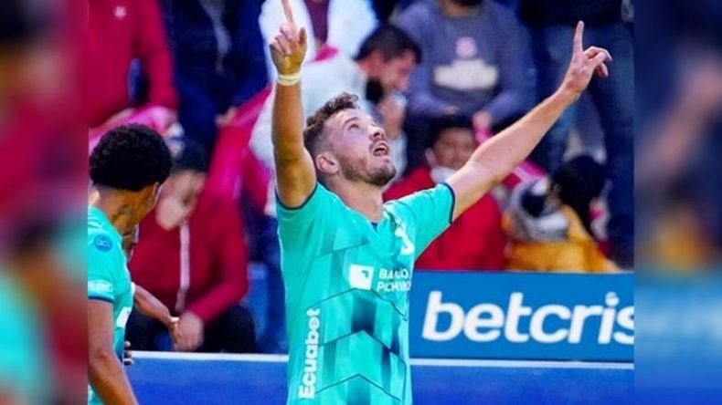 Molina y su festejo al cielo..