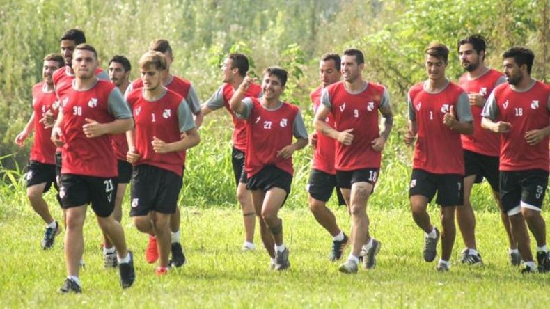 TODO OK. Marcos (número 27) saluda a la cámara desde el medio del pelotón..