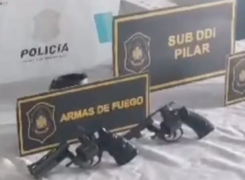 En los allanamientos se secuestraron armas de fuego y más de 20 documentos de identidad.&nbsp;