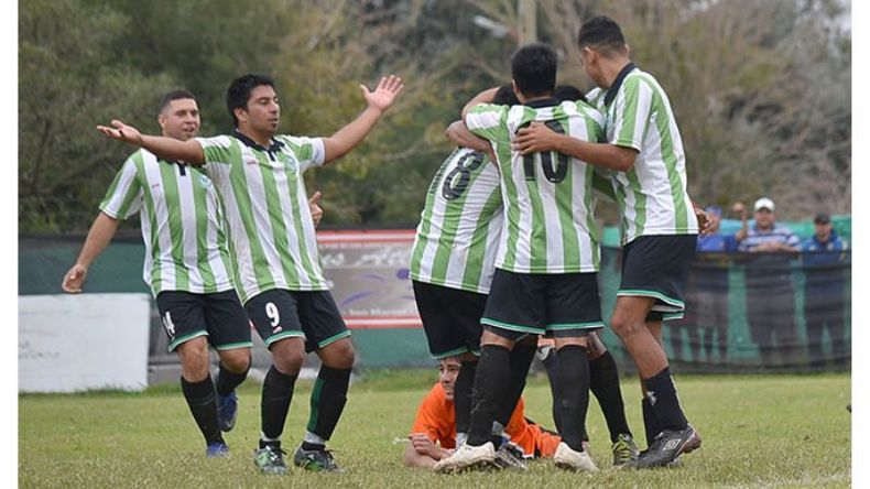 FESTEJO. Abrojal logró su 11º triunfo del año y se ilusiona con el ascenso..