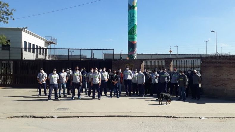 EN PARO. Un grupo de trabajadores en la puerta de Fratelli Branca, en Tortuguitas..