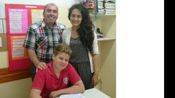 APOYO. Francisco junto al director Daniel Roca y la profesora Rocío Márquez..
