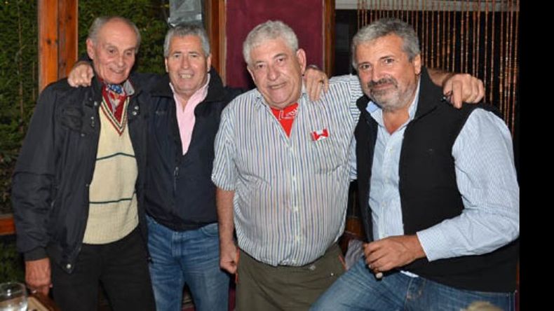 MAESTRO. Juan Carlos Denocco, formador de generaciones de futbolistas de Pilar, Telmo Pérez, Rosendo Ponce de León y César Mansilla. Charla de fútbol y anécdotas, en la noche de estreno de la temporada de puchero en Tinto y Soda. .