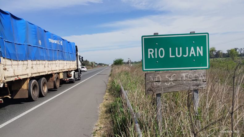 El lugar donde apareció el cuerpo, en la ruta 6 a la altura del río Luján.