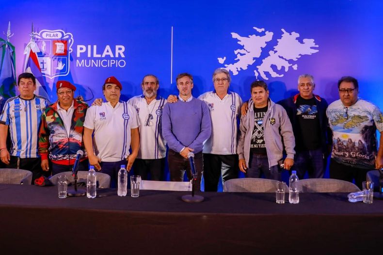 El intendente Federico Achával junto a los veteranos pilarneses de Malvinas.