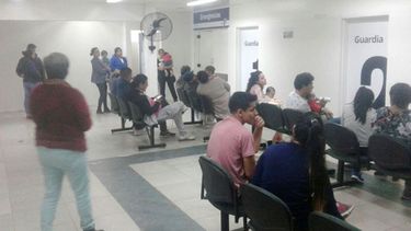 ESPERA. La sala de Villa Rosa comenzó temprano a llenarse de vecinos..