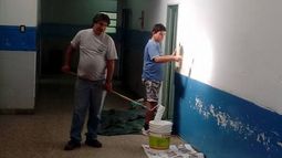 Trabajo de voluntarios en la Escuela Nº23 de Astolfi. Foto Oscar Escurra..