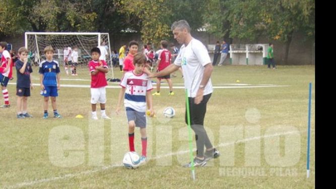 DE PROFE. Goycochea con uno de los chicos, durante la apertura de la Academia en la que estuvieron cerca de 200 pibes..