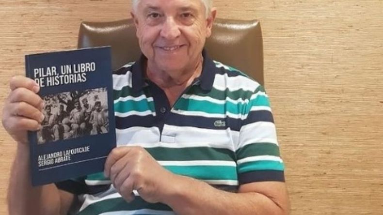 LECTOR. El exintendente Alberto Alberini, disfrutando de Pilar, un libro de historias. Se lo regaló su hija Mariana, quien asegura que le encanta y hasta se emocionó con algunas de las fotos..