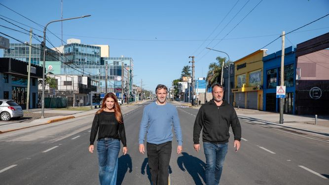 NUEVA RUTA. Federico Achával con Soledad Peralta y Santiago Laurent, en la zona finalizada.