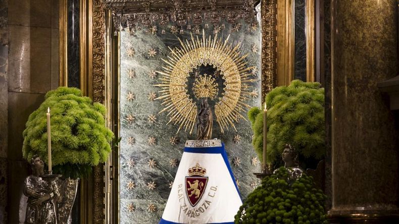 La Virgen del Pilar con el manto del Real. (Flickr)..jpg