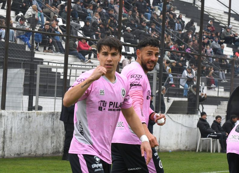 PUÑO APRETADO. Brian Martin y Eloy Rodríguez festejan sus goles en la victoria de Real Pilar.