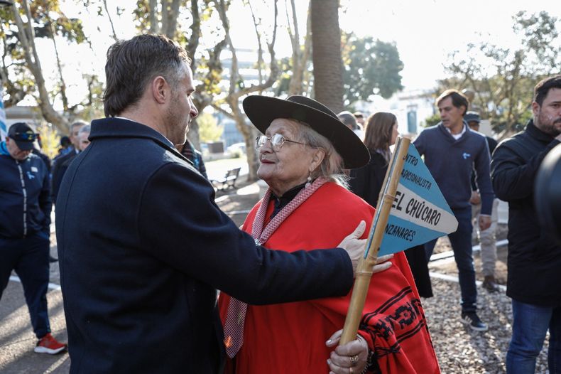 SALUDO. Achával compartió la mañana con vecinos y representantes de entidades. &nbsp;
