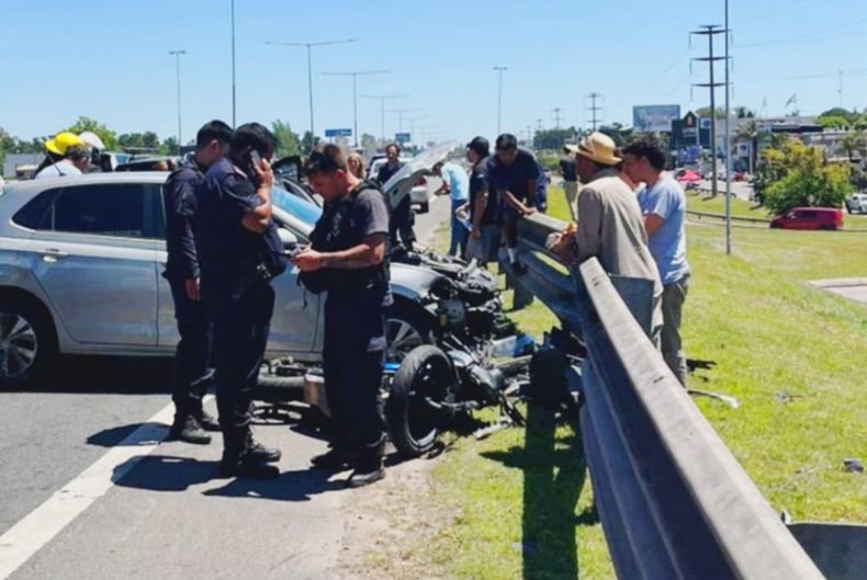 FUERTE IMPACTO. Así quedaron uno de los autos y la moto involucrados en el accidente.