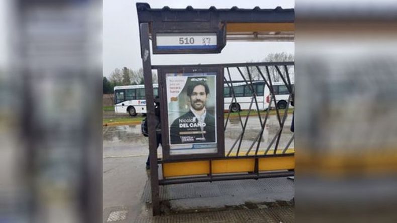 Quería mostrarles cómo taparon con cartelería política la información de las paradas de colectivo en la estación de trenes. Una vergüenza! Es una información necesaria para quienes utilizamos transporte público. Ojala alguien haga algo y se exija limpiar. Vale Romero. .