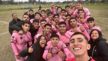 SELFIE. Los jugadores y cuerpo técnico están felices tras el triunfo en Burzaco. SELFIE. Los jugadores y cuerpo técnico están felices tras el triunfo en Burzaco.