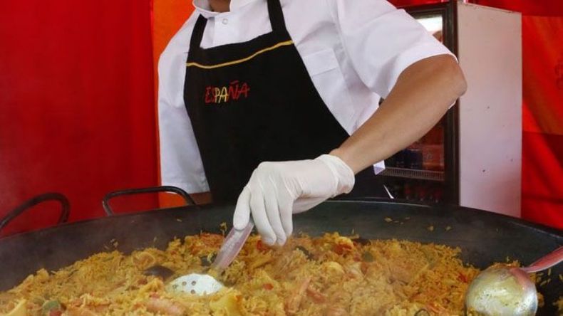 En la esquina de Márquez y Martignone, el stand de España nuevamente es uno de los espacios más visitados, gracias a su paella ($100 la porción) y las siempre tentadoras rabas ($90 el cono). De lo más pedido..