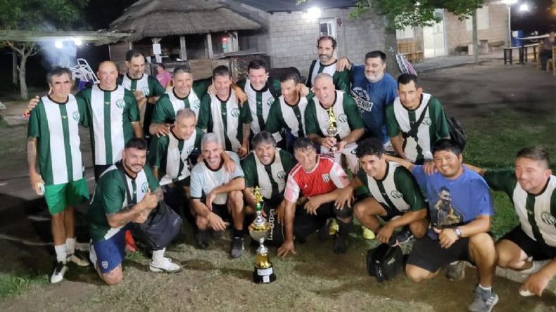 CAMPEONES. El plantel de Pilar FC +48, ganador de la Copa Oro del Verano..